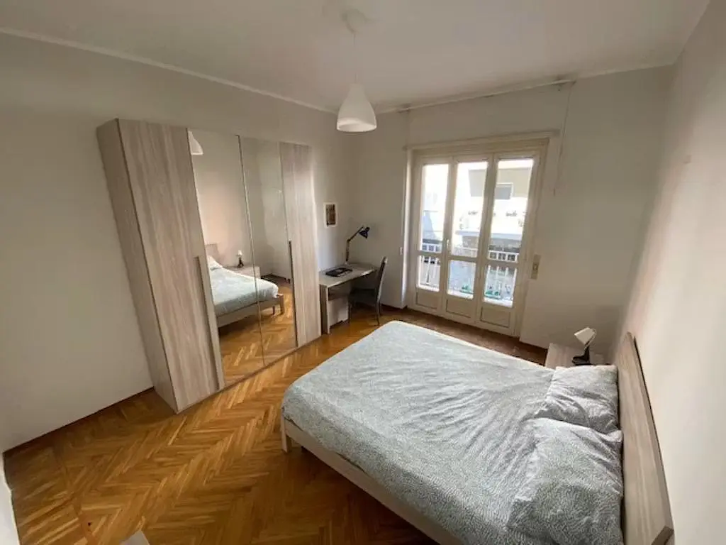 Schlafzimmer; holzboden, tageslicht