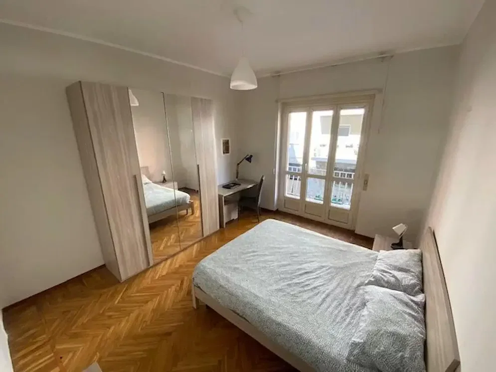 Schlafzimmer; holzboden, tageslicht