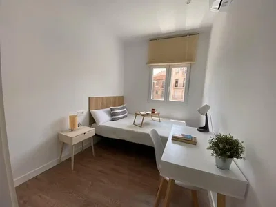 Schlafzimmer; tageslicht, holzboden