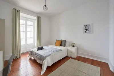 Schlafzimmer; holzboden, tageslicht