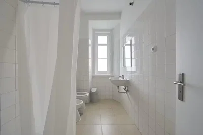 Badezimmer; fliesenboden, tageslicht