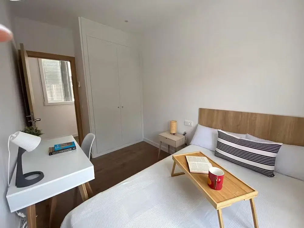 Schlafzimmer; tageslicht, holzboden