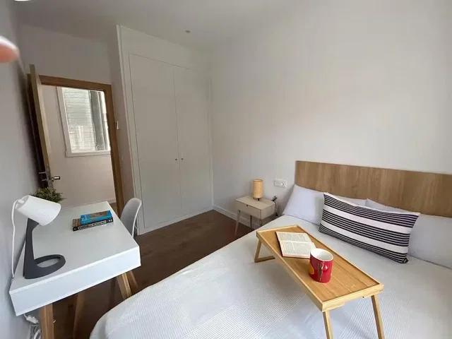 Schlafzimmer; tageslicht, holzboden
