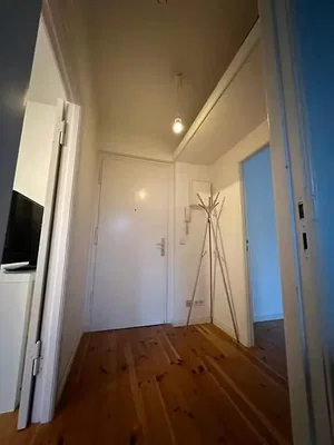 Guardaroba; pavimento in legno, luce naturale