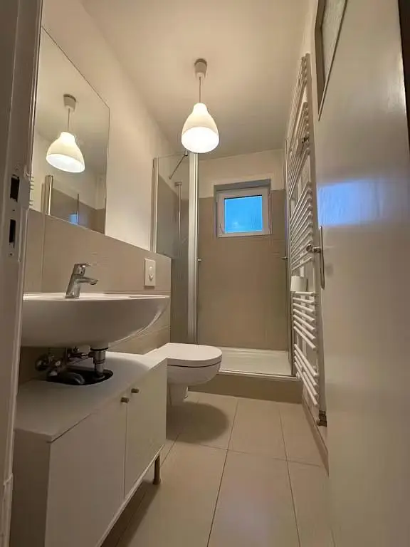Toilette; pavimento in piastrelle, luce naturale