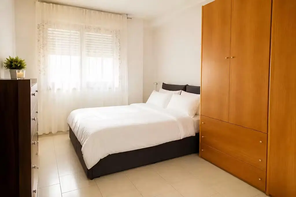 Camera da letto; luce naturale, pavimento in piastrelle