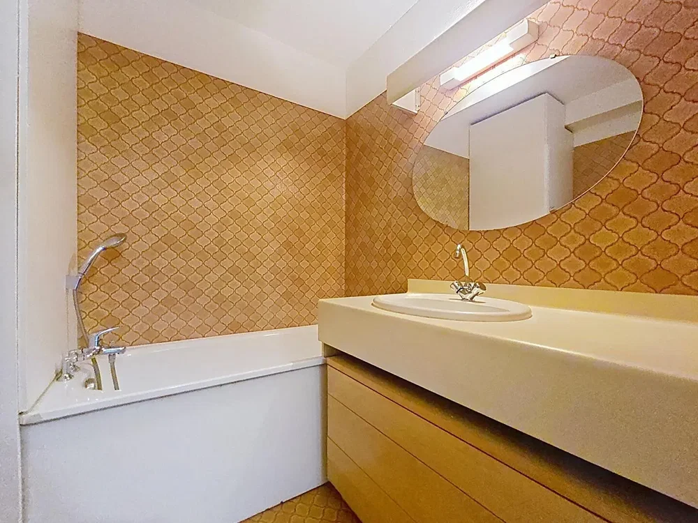Badezimmer; fliesenboden, renovierungsbedürftig