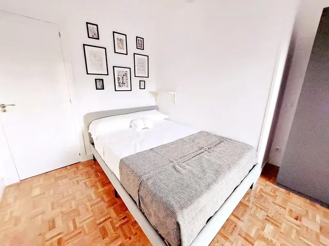 Camera da letto; pavimento in legno, luce naturale