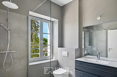 Badezimmer; blick, tageslicht, renoviert, fliesenboden
