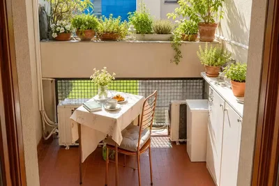 Balcone; luce naturale, pavimento in piastrelle