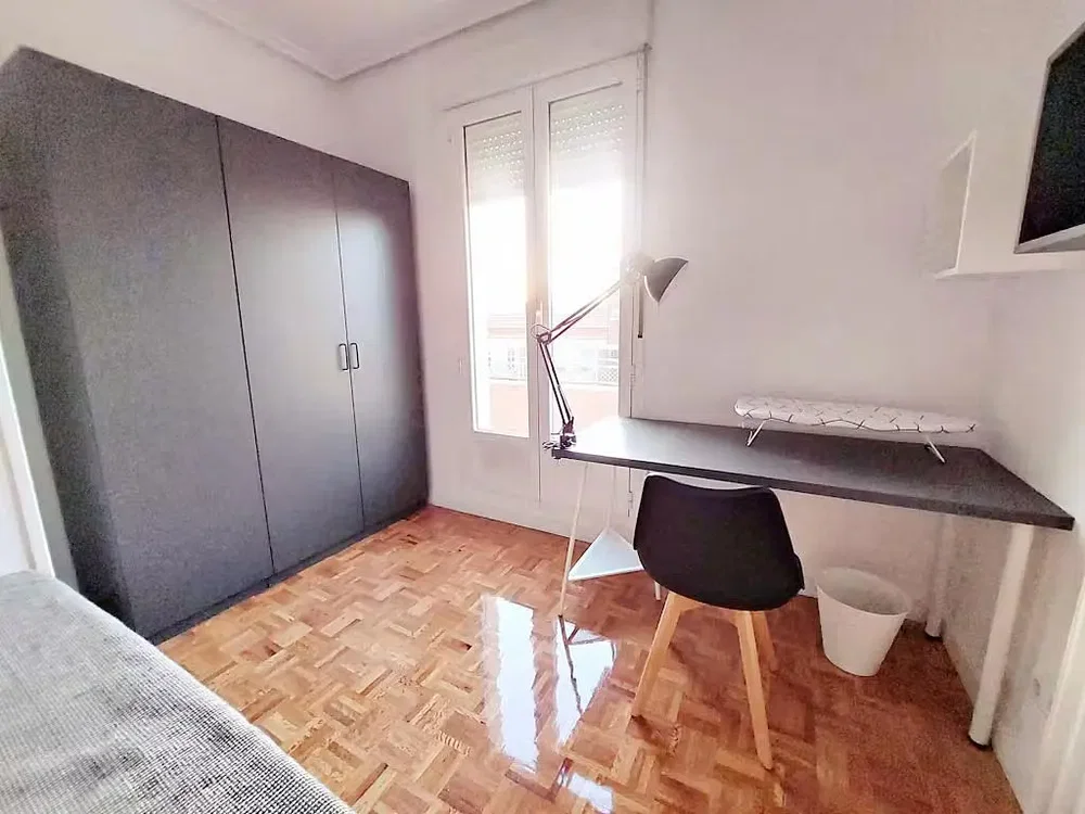 Camera da letto; pavimento in legno, luce naturale