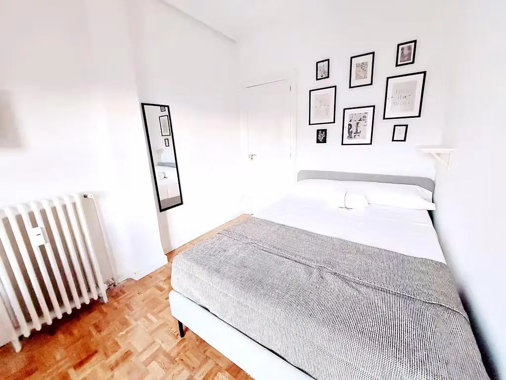 Camera da letto; pavimento in legno, luce naturale