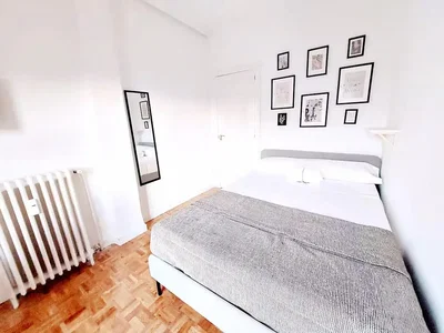 Camera da letto; pavimento in legno, luce naturale