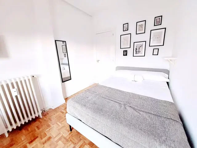 Camera da letto; pavimento in legno, luce naturale