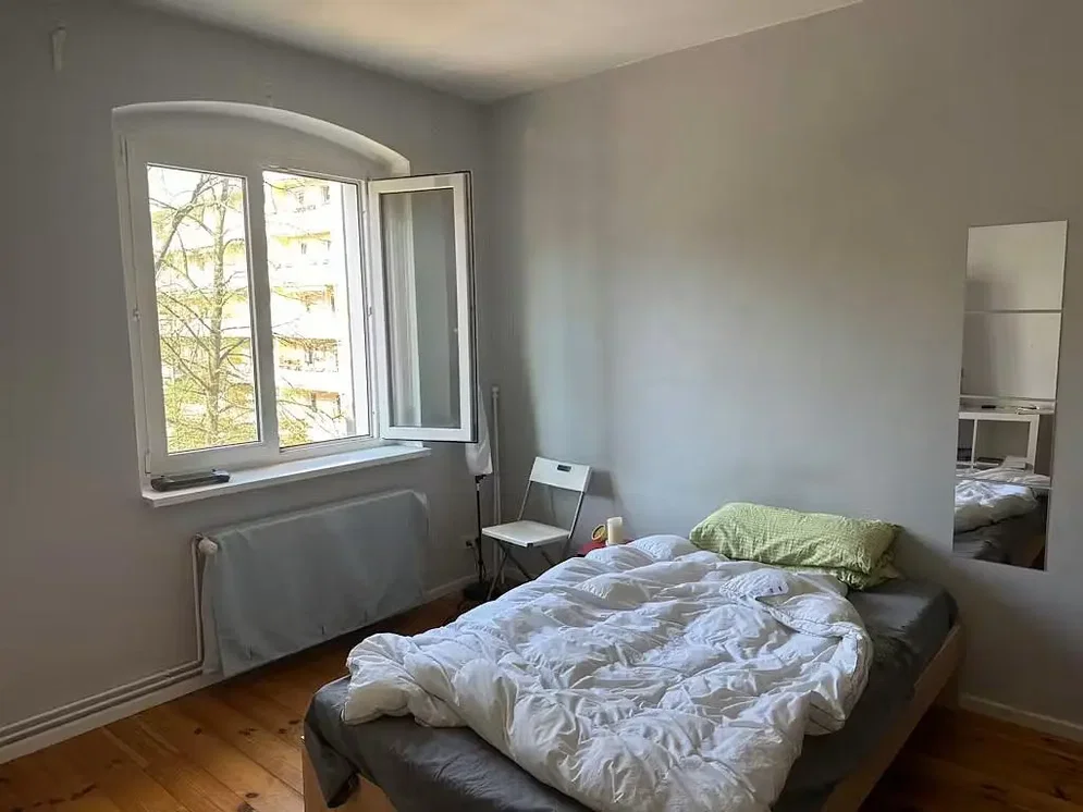 Camera da letto; pavimento in legno, luce naturale