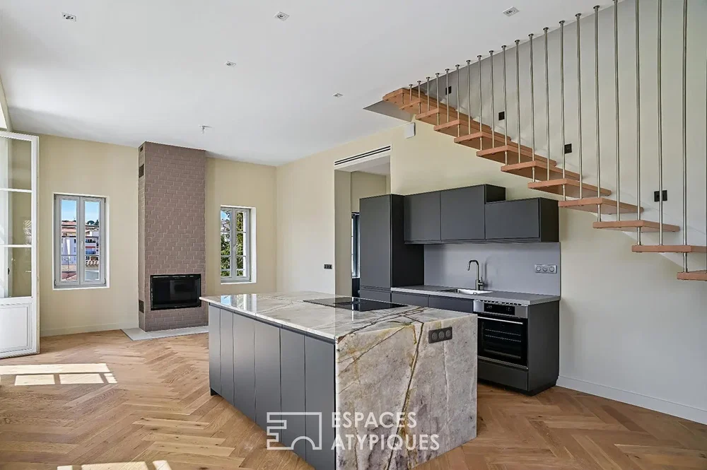 Küche; küchengeräte, holzboden, tageslicht, moderner stil