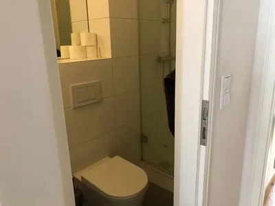 Toilette; pavimento in piastrelle, necessita ristrutturazione