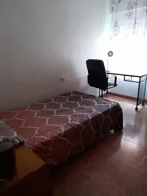 Camera da letto; pavimento in piastrelle, luce naturale
