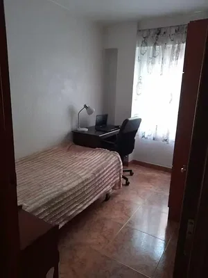 Camera da letto; pavimento in piastrelle, luce naturale