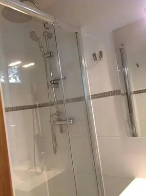 Badezimmer; fliesenboden, renoviert, tageslicht