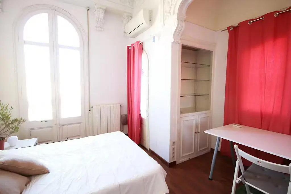 Schlafzimmer; tageslicht, holzboden