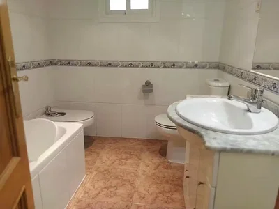 Toilette; pavimento in piastrelle, necessita ristrutturazione