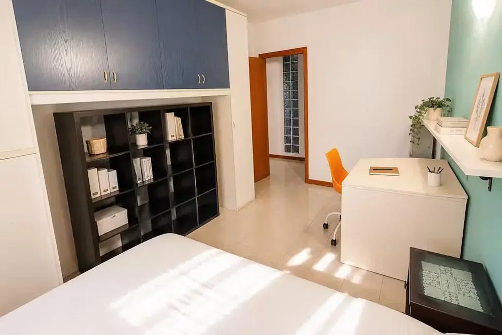Camera da letto; luce naturale, pavimento in legno