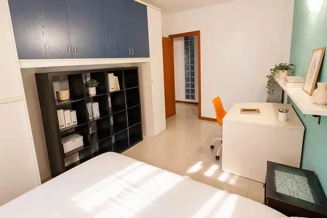 Camera da letto; luce naturale, pavimento in legno