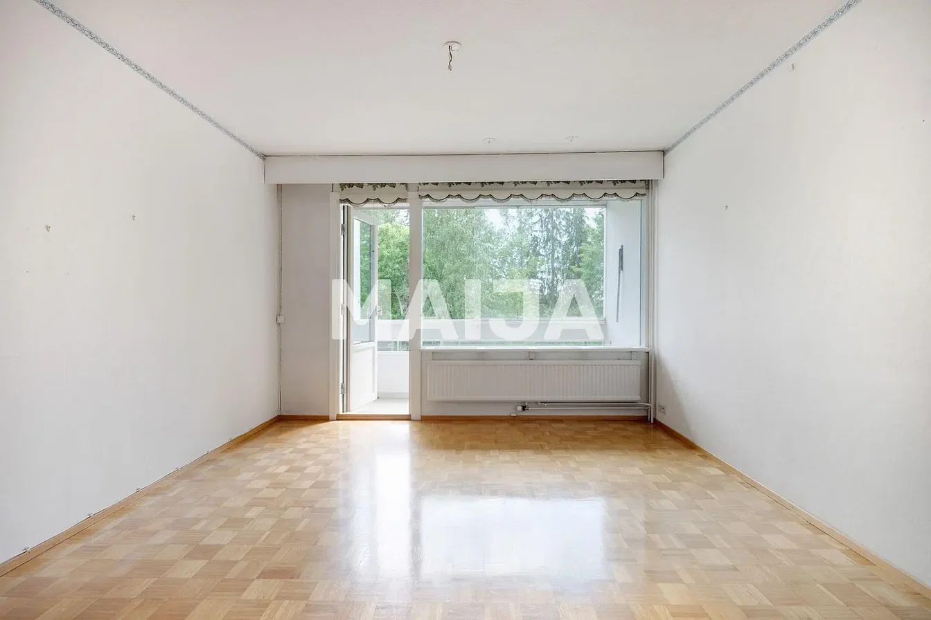 Wohnzimmer; holzboden, tageslicht, renovierungsbedürftig