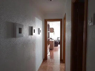 Soggiorno; pavimento in piastrelle, luce naturale