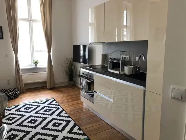 Cucina; elettrodomestici, pavimento in legno, luce naturale