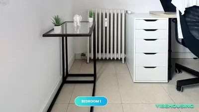 Camera da letto; pavimento in piastrelle, luce naturale