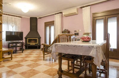 Obývací pokoj; dřevěná podlaha, krb, přirozené světlo