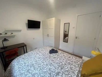 Camera da letto; luce naturale, pavimento in legno