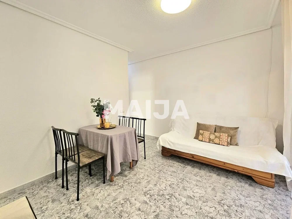 Wohnzimmer; fliesenboden, tageslicht