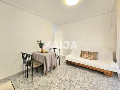 Wohnzimmer; fliesenboden, tageslicht