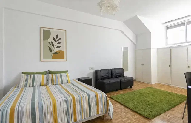 Camera da letto; luce naturale, pavimento in legno