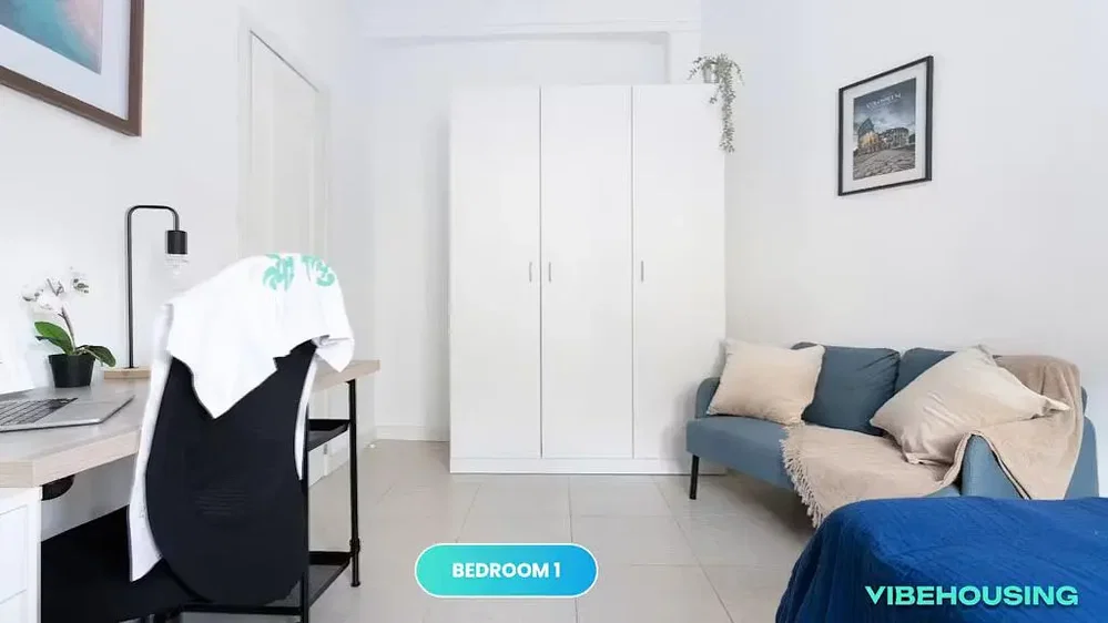 Camera da letto; luce naturale, pavimento in legno