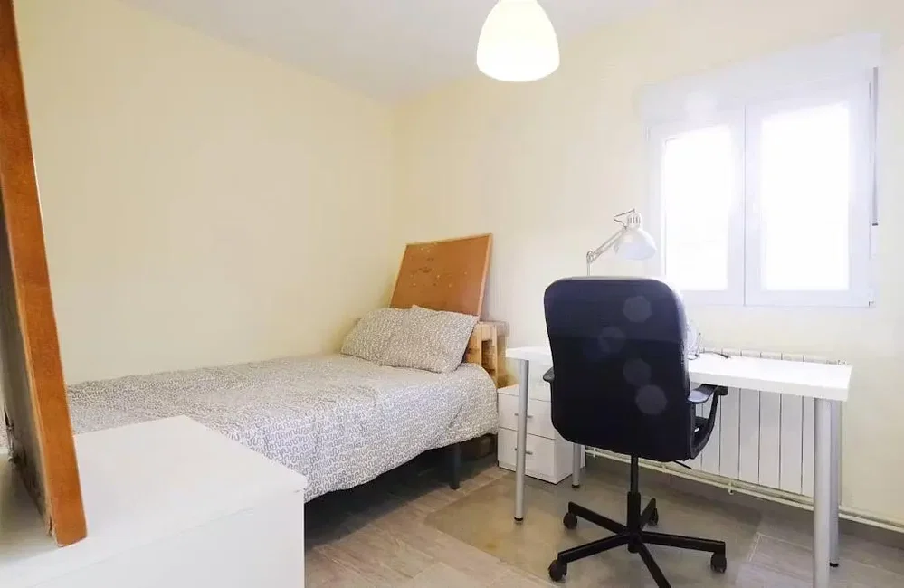 Camera da letto; luce naturale, pavimento in legno