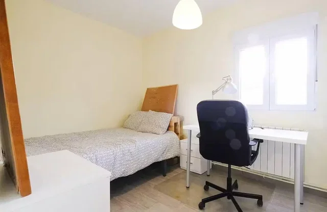 Ložnice; přirozené světlo, dřevěná podlaha