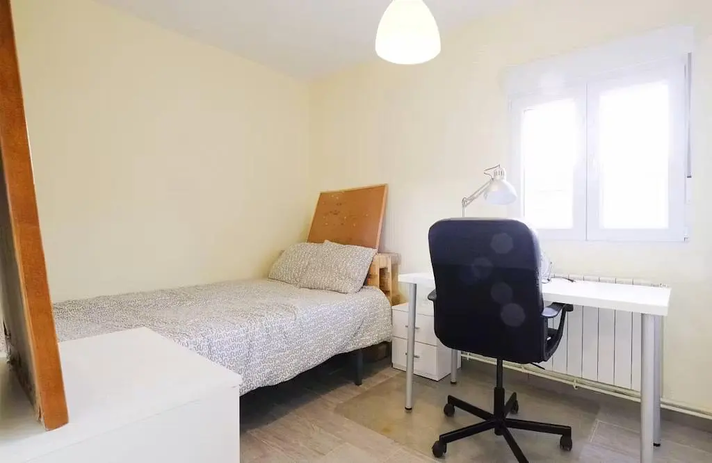 Dormitorio; luz natural, suelo de madera