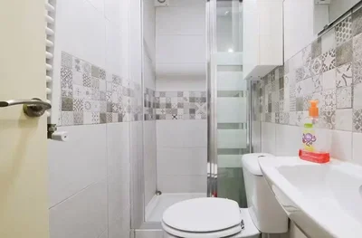 Aseo; suelo de baldosas, renovado, luz natural