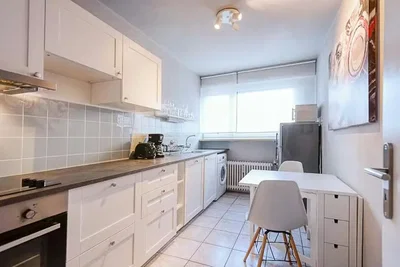 Cucina; elettrodomestici, pavimento in piastrelle, luce naturale