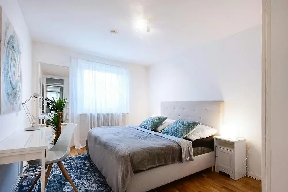 Camera da letto; pavimento in legno, luce naturale