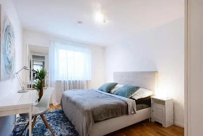 Camera da letto; pavimento in legno, luce naturale