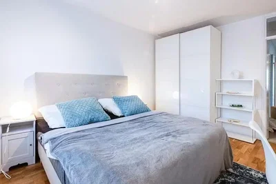 Camera da letto; pavimento in legno, luce naturale, stile moderno