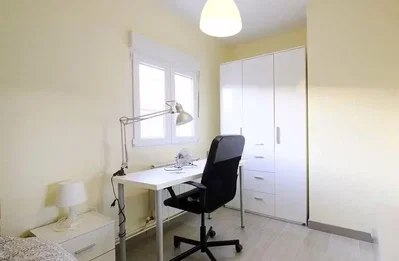 Dormitorio; luz natural, suelo de madera