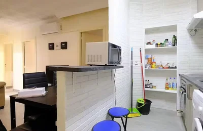 Cucina; elettrodomestici, pavimento in piastrelle