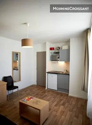 Cucina; elettrodomestici, pavimento in legno, luce naturale