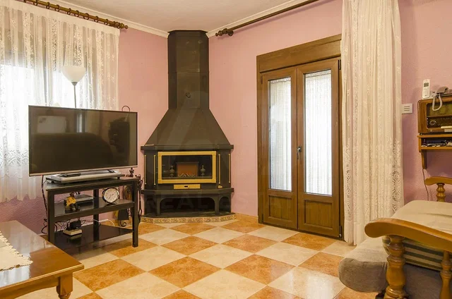 Wohnzimmer; kamin, fliesenboden, tageslicht